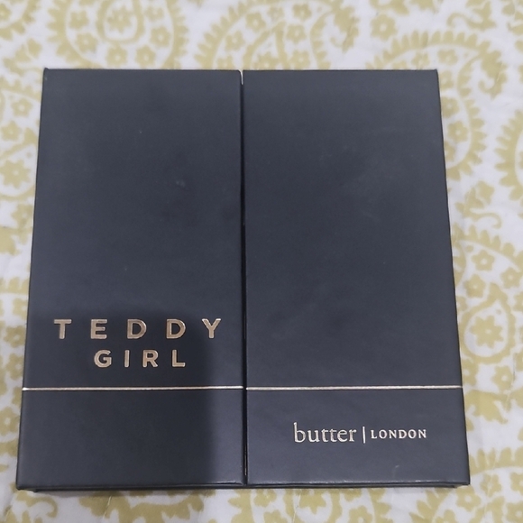 butter LONDON Eye Shadow Palette in Black with Gold Detail - Picture 1 of 3